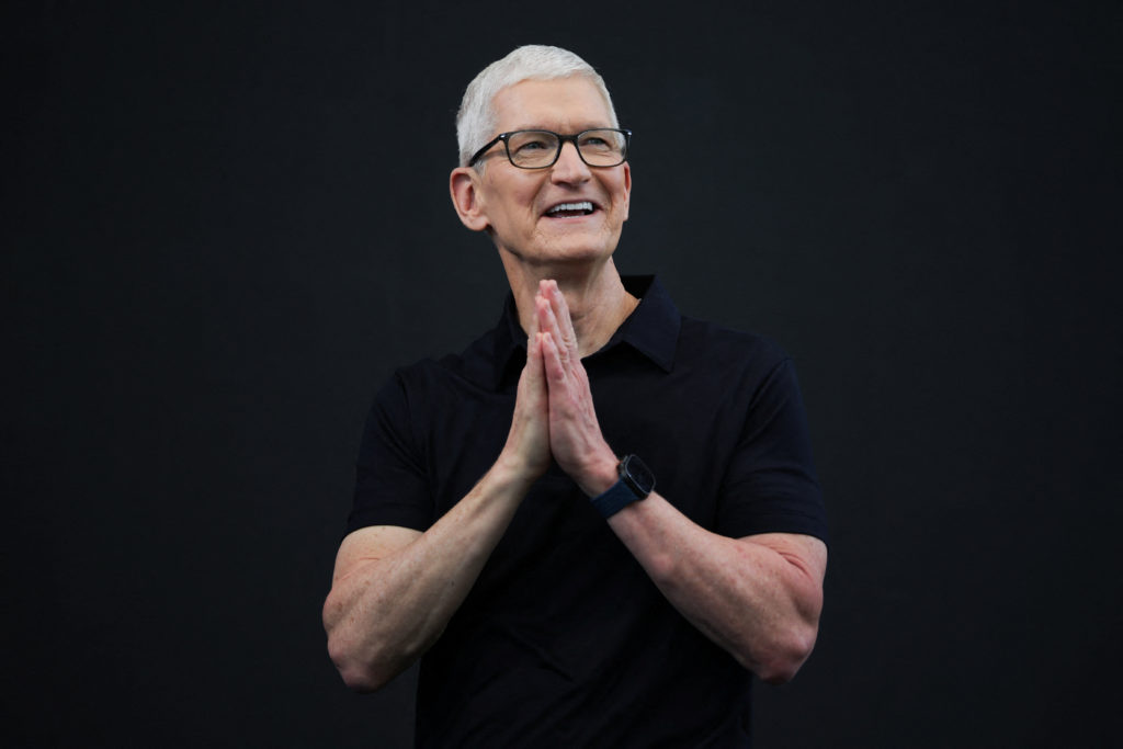 Poznaj historię Tima Cooka oraz 5 zasad przyw&oacute;dztwa, kt&oacute;re pomogły mu rozwinąć Apple po odejściu Steve'a Jobsa. Inspiracje dla lider&oacute;w i menedżer&oacute;w.